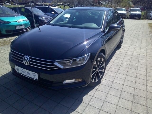 Gebraucht VW Passat Trendline 125 PS (91 kW) 2018 Deep black perleffekt (metallic) Limousine