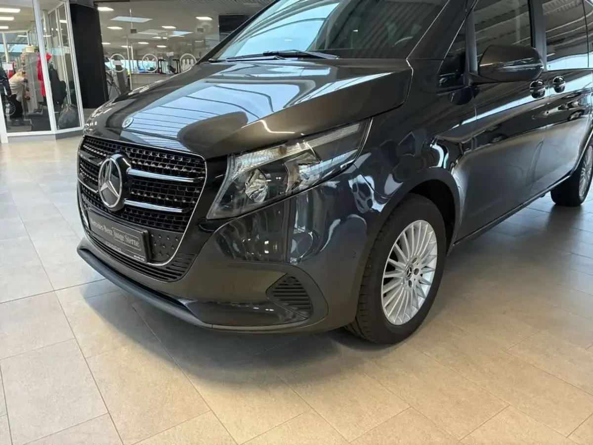 Gebraucht Mercedes V220 163 PS (119 kW) 2024 Graphitgrau metallic Van / Kleinbus
