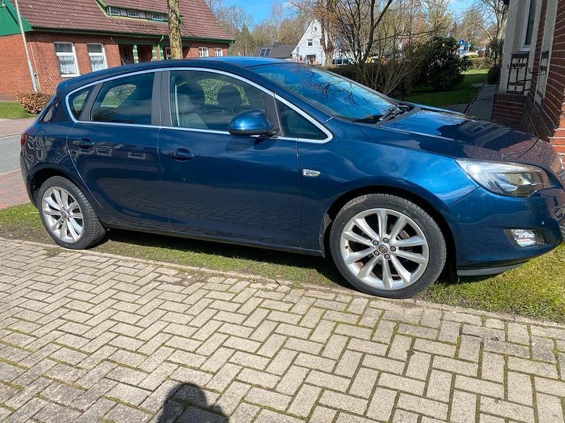 Gebraucht Opel Astra 116 PS (85 kW) 2011 Blau Limousine