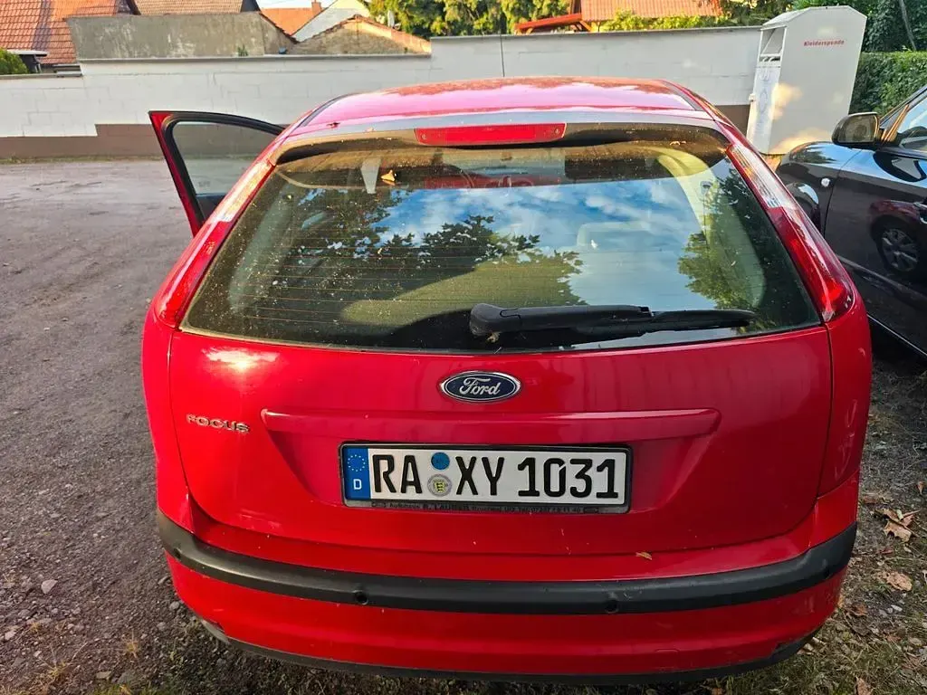 Gebraucht Ford Focus Ghia 101 PS (74 kW) 2005 Rot Limousine