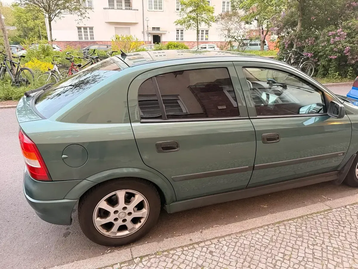 Używany Opel Astra Selection 125 KM (91 kW) 2001 Zielony Sedan/Limuzyna