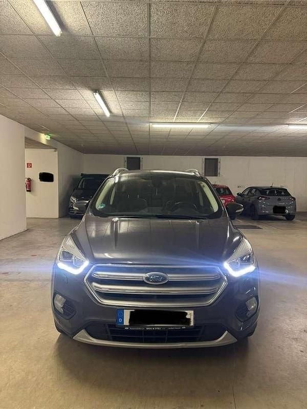 Grau Gebraucht 2018 Ford Kuga Titanium SUV | 10.490 € (Superpreis) - Bild 1/4