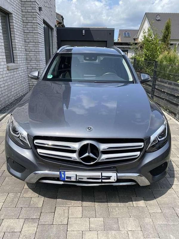 Grau Gebraucht 2018 Mercedes GLC220 SUV | 29.900 € (Fairer Preis) - Bild 1/4