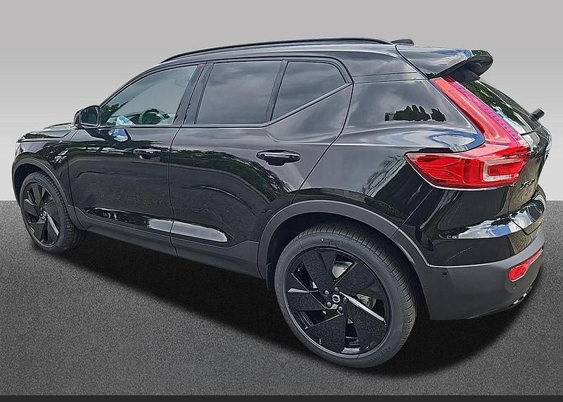 Neu Volvo XC40 Plus 197 PS (144 kW) 2025 Onyx black / metallic SUV