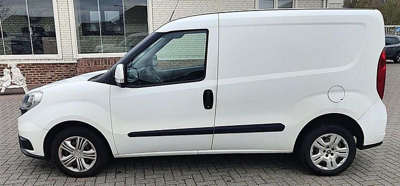 Gebraucht Fiat Doblò 101 PS (74 kW) 2017 Weiß Van / Kleinbus