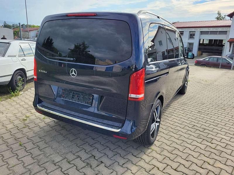 Gebraucht Mercedes V220 Avantgarde Edition 163 PS (119 kW) 2020 Cavansitblau Van / Kleinbus