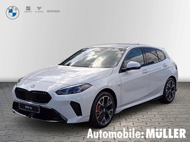 Alpinweiss iii Neu 2025 BMW 118 M Sport Kleinwagen | 41.500 € (Etwas zu teuer) - Bild 1/4
