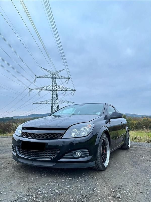 Schwarz Gebraucht 2010 Opel Astra GTC Coupé | 4.449 € (Fairer Preis) - Bild 1/4