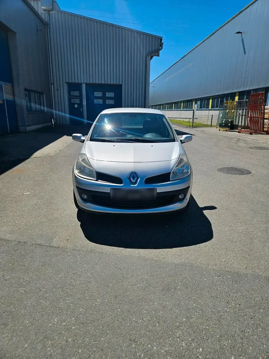 Używany Renault Clio II 75 KM (55 kW) 2008 Srebrny Hatchback