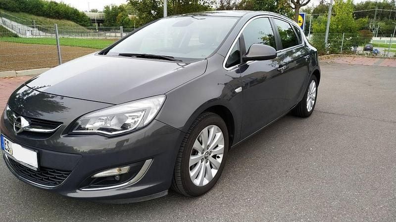 Grau Gebraucht 2013 Opel Astra Innovation Limousine | 6.950 € (Teuer) - Bild 1/4