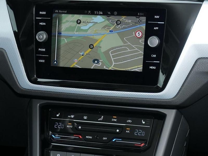 Gebraucht VW Touran 150 PS (110 kW) 2025 Silber Van / Kleinbus