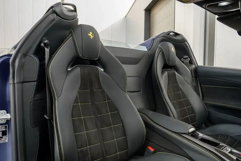 Gebraucht Ferrari 812 799 PS (587 kW) 2024 Blau Cabrio