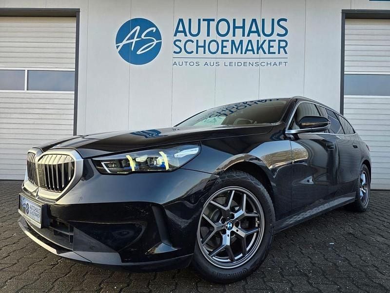 Schwarz Gebraucht 2024 BMW 520 Sport Line Kombi | 44.577 € (Superpreis) - Bild 1/4