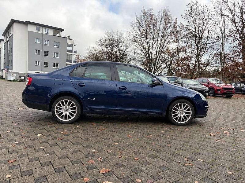 Gebraucht VW Jetta Freestyle 122 PS (89 kW) 2009 Shadow blue metallic Limousine
