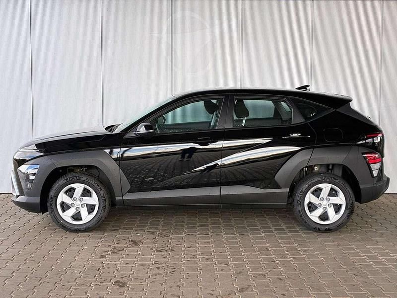 Abyss black Neu 2025 Hyundai Kona Comfort SUV | 24.650 € (Fairer Preis) - Bild 1/3
