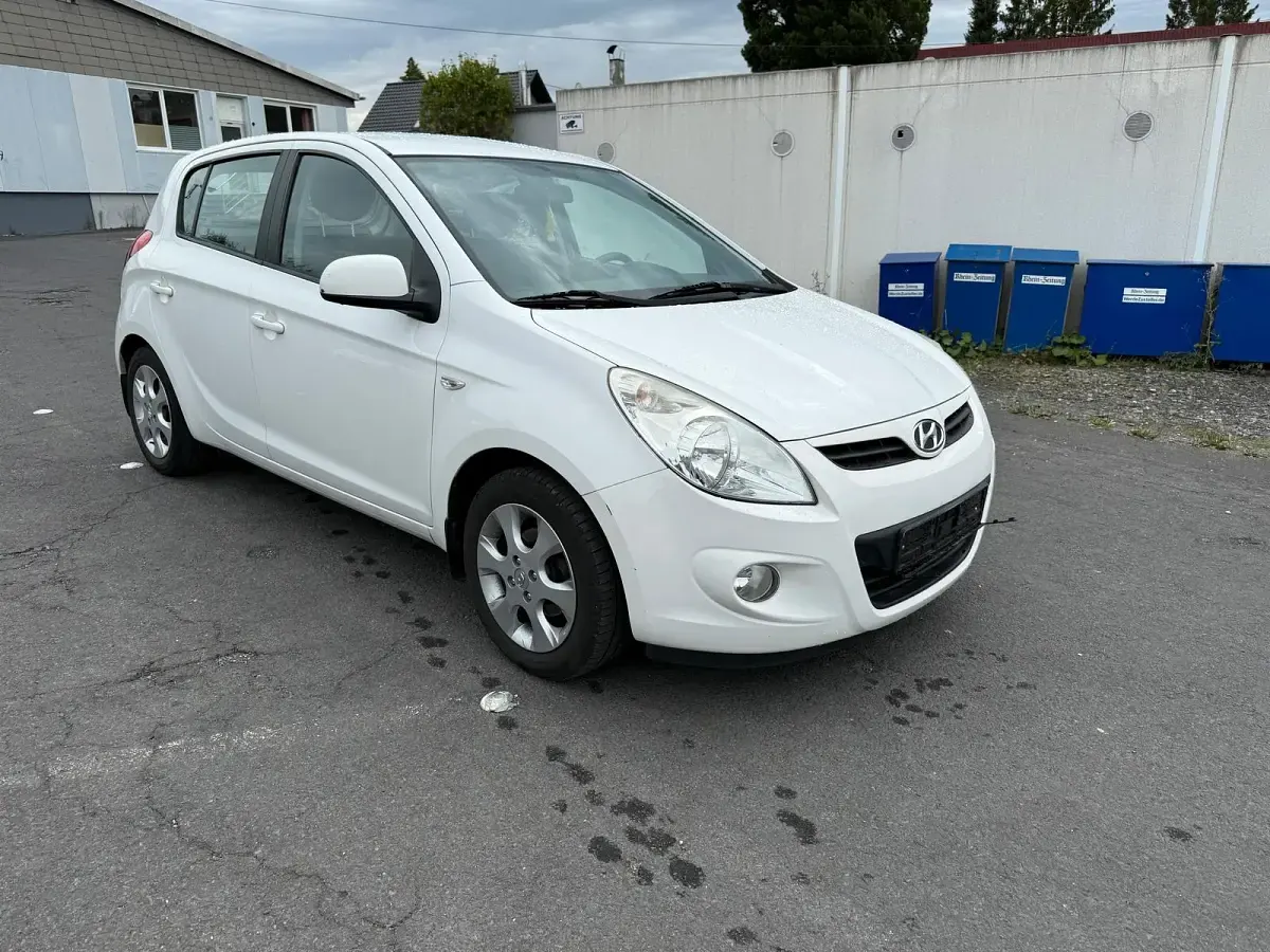 Gebraucht Hyundai i20 87 PS (63 kW) 2013 Weiß Kleinwagen