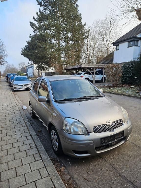 Grau Gebraucht 2004 Toyota Yaris Sol Limousine | 1.499 € (Guter Preis) - Bild 1/4