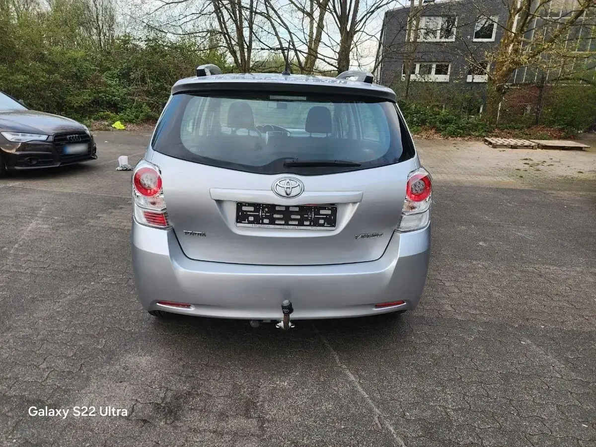 Gebraucht Toyota Verso 126 PS (92 kW) 2010 Silber Van / Kleinbus