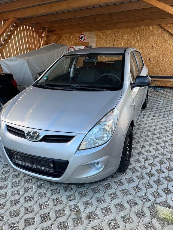 Silber Gebraucht 2011 Hyundai i20 Classic Limousine | 2.890 € (Fairer Preis) - Bild 1/4