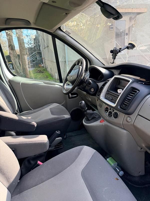 Gebraucht Renault Trafic 114 PS (83 kW) 2010 Silber Van / Kleinbus