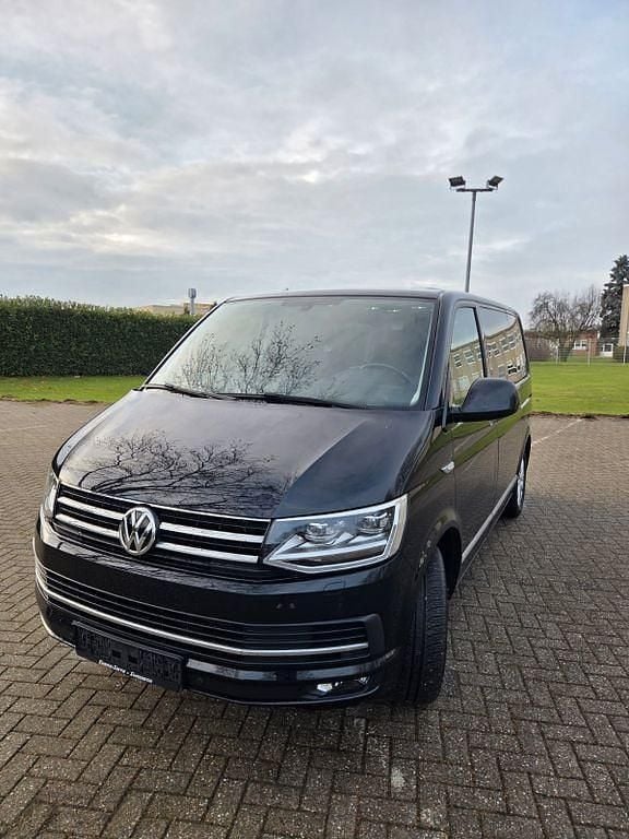 Schwarz Gebraucht 2017 VW Multivan Van | 29.900 € (Guter Preis) - Bild 1/4
