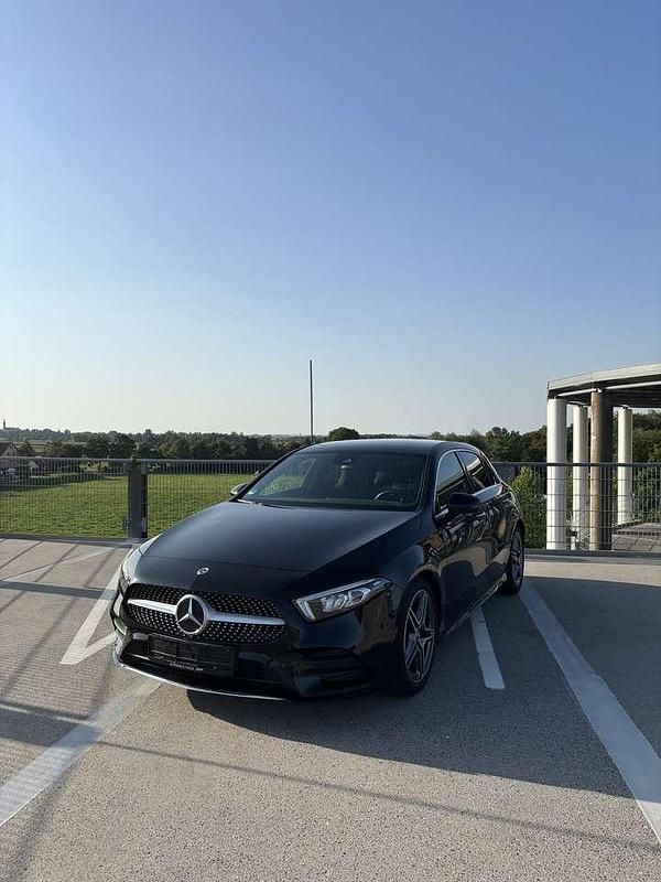 Schwarz Gebraucht 2020 Mercedes A200 AMG line Kleinwagen | 25.500 € (Fairer Preis) - Bild 1/4