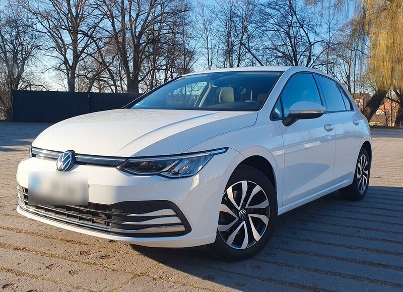 Weiß Gebraucht 2022 VW Golf VIII Life Limousine | 22.950 € (Fairer Preis) - Bild 1/4