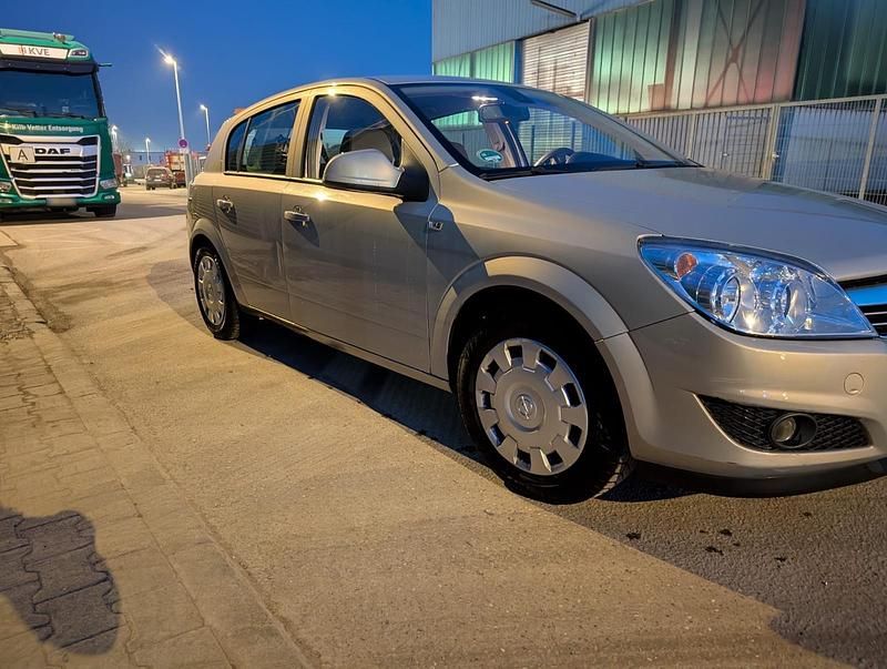 Gebraucht Opel Astra 115 PS (84 kW) 2010 Beige Limousine