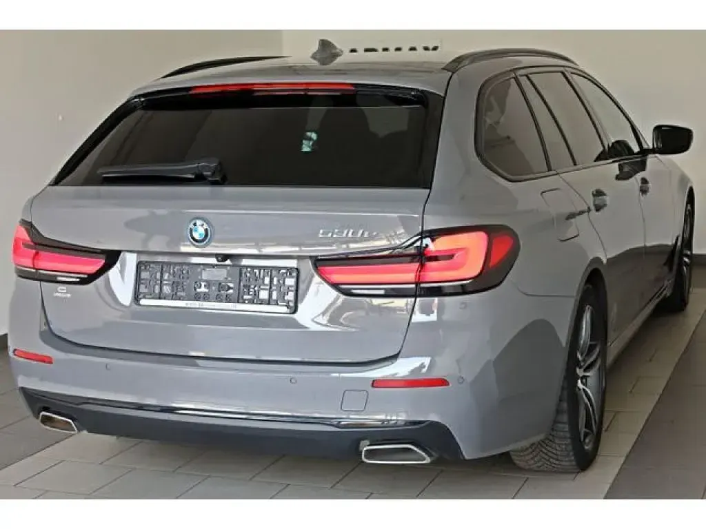 Gebraucht BMW 530 292 PS (214 kW) 2021 Berninagrau bernsteineffekt meta (metallic) Kombi