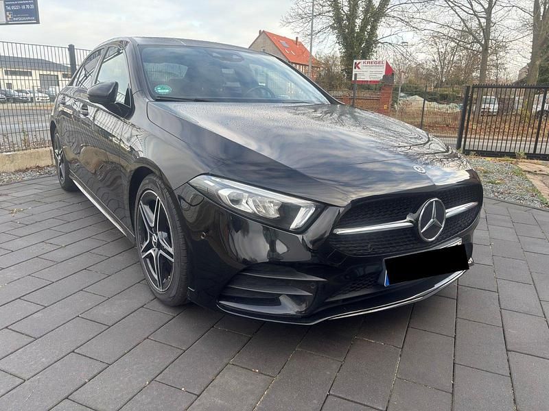 Schwarz Gebraucht 2021 Mercedes A180 AMG line Limousine | 20.980 € - Bild 1/4