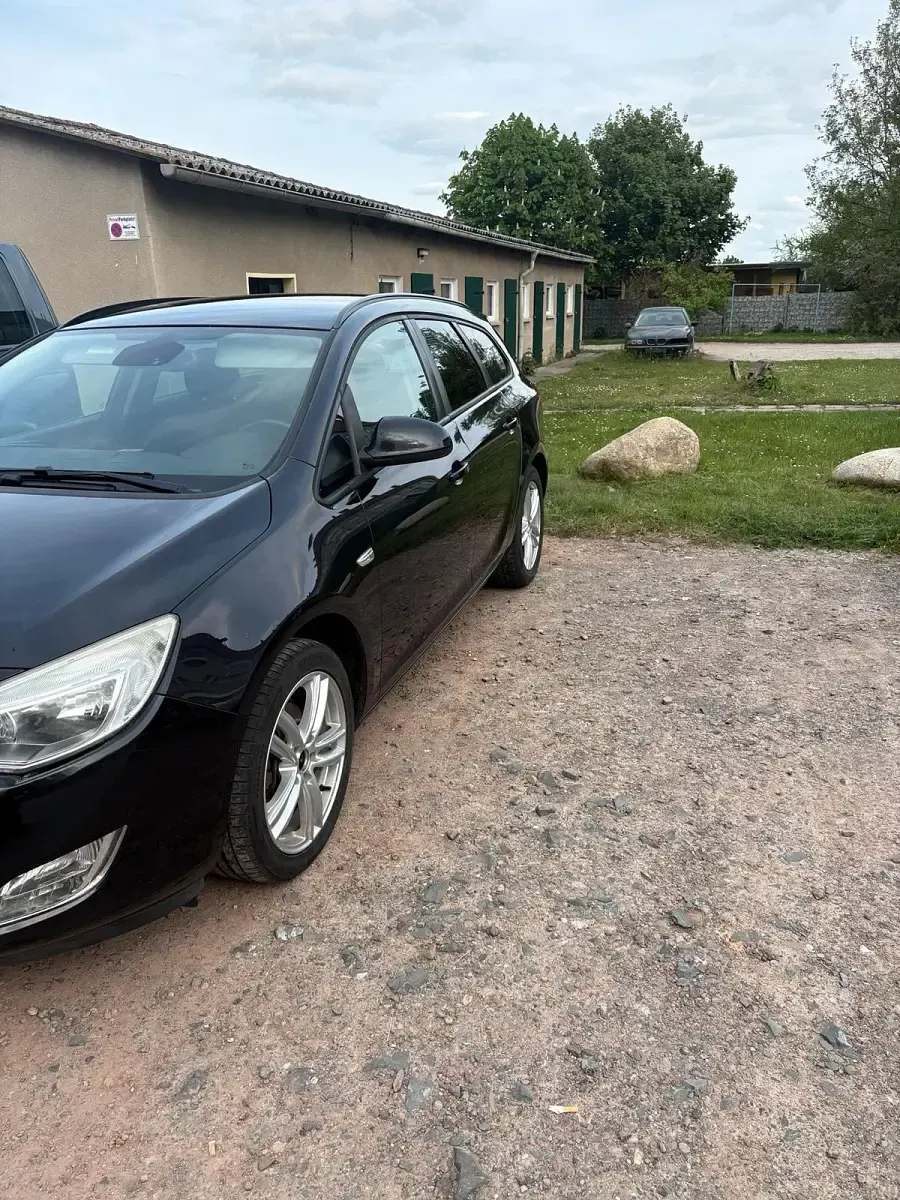 Gebraucht Opel Astra 125 PS (91 kW) 2011 Schwarz Kombi