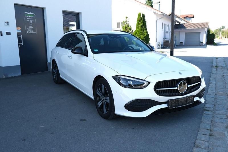Weiß Gebraucht 2022 Mercedes C200 Avantgarde Kombi | 31.900 € (Guter Preis) - Bild 1/4