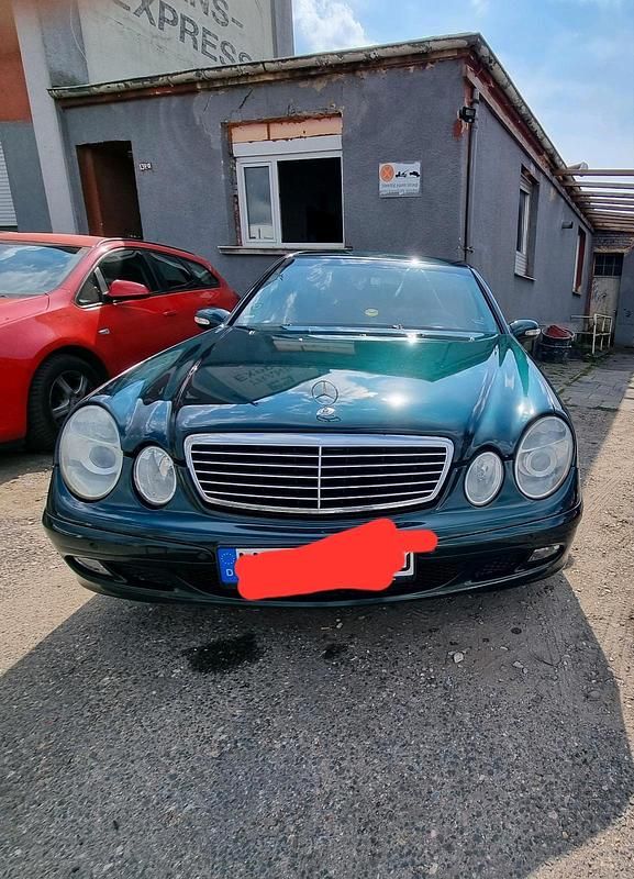 Grün Gebraucht 2005 Mercedes E200 Limousine | 3.200 € (Superpreis) - Bild 1/4