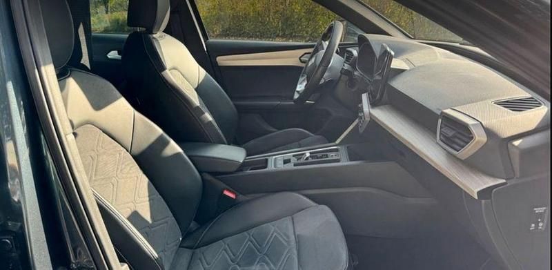 Grau Gebraucht 2021 Seat Leon XCELLENCE Limousine | 20.999 € (Fairer Preis) - Bild 1/4