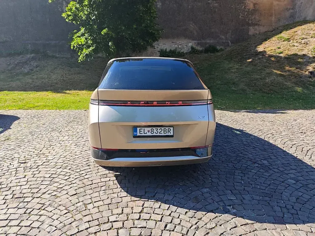 Gebraucht XPENG X9 AWD Performance 369 kW (503 PS) 2024 Gold Van / Kleinbus