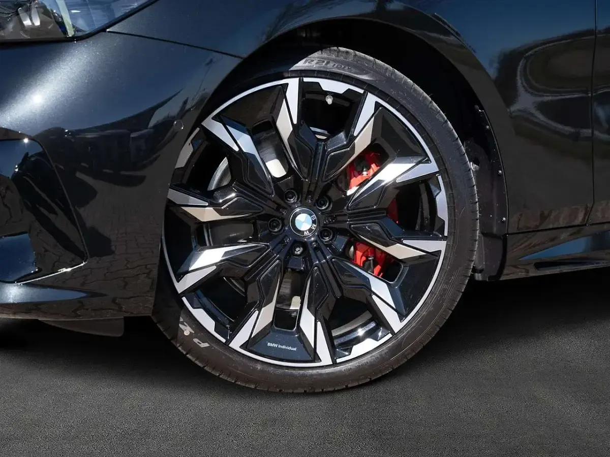 Neu BMW 540 M Sport 303 PS (222 kW) 2026 Saphirschwarz metallic Kombi