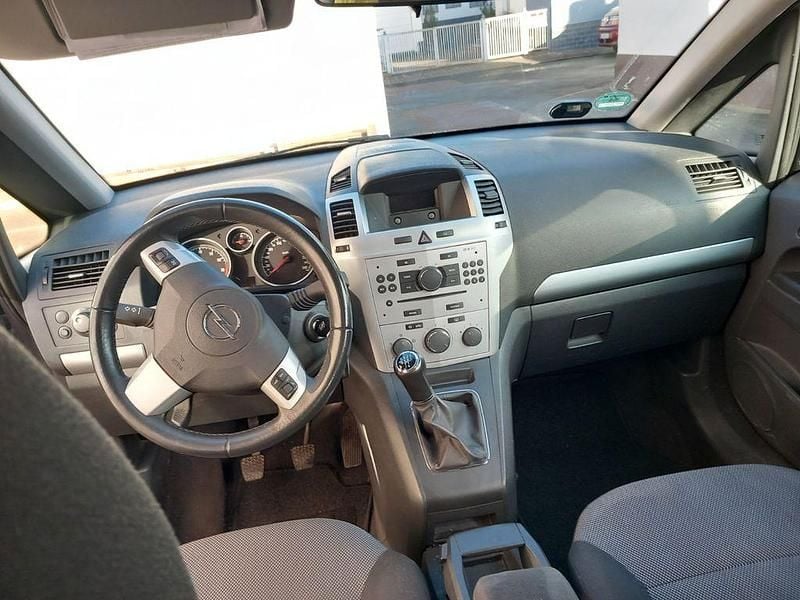 Gebraucht Opel Zafira Family 140 PS (102 kW) 2012 Schwarz Van / Kleinbus