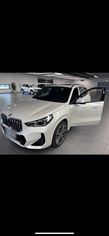 Weiß Gebraucht 2023 BMW iX1 Shadowline SUV | 46.500 € (Teuer) - Bild 1/4