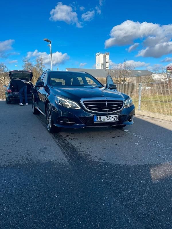 Blau Gebraucht 2013 Mercedes E220 Kombi | 9.999 € (Guter Preis) - Bild 1/4