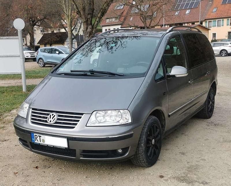 Grau Gebraucht 2008 VW Sharan Van / Kleinbus | 3.299 € (Fairer Preis) - Bild 1/4
