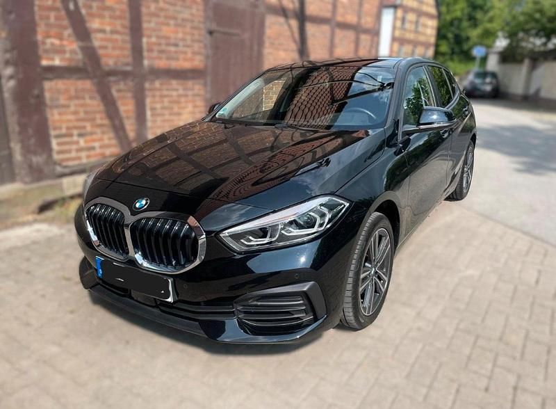 Schwarz Gebraucht 2022 BMW 118 Advantage Kleinwagen | 19.999 € (Fairer Preis) - Bild 1/4