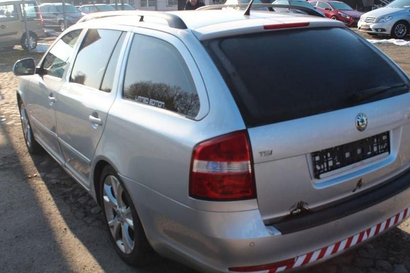 Gebraucht Skoda Octavia Elegance 160 PS (117 kW) 2012 Silber Kombi