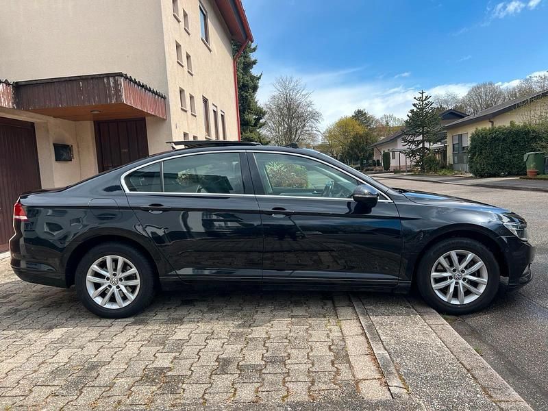 Gebraucht VW Passat 120 PS (88 kW) 2019 Schwarz Limousine