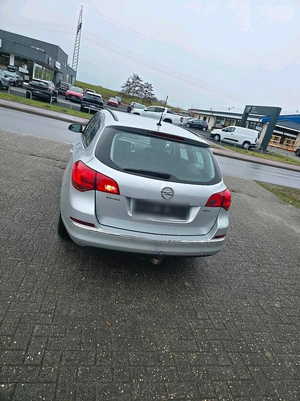 Gebraucht Opel Astra 110 PS (80 kW) 2013 Silber Kombi
