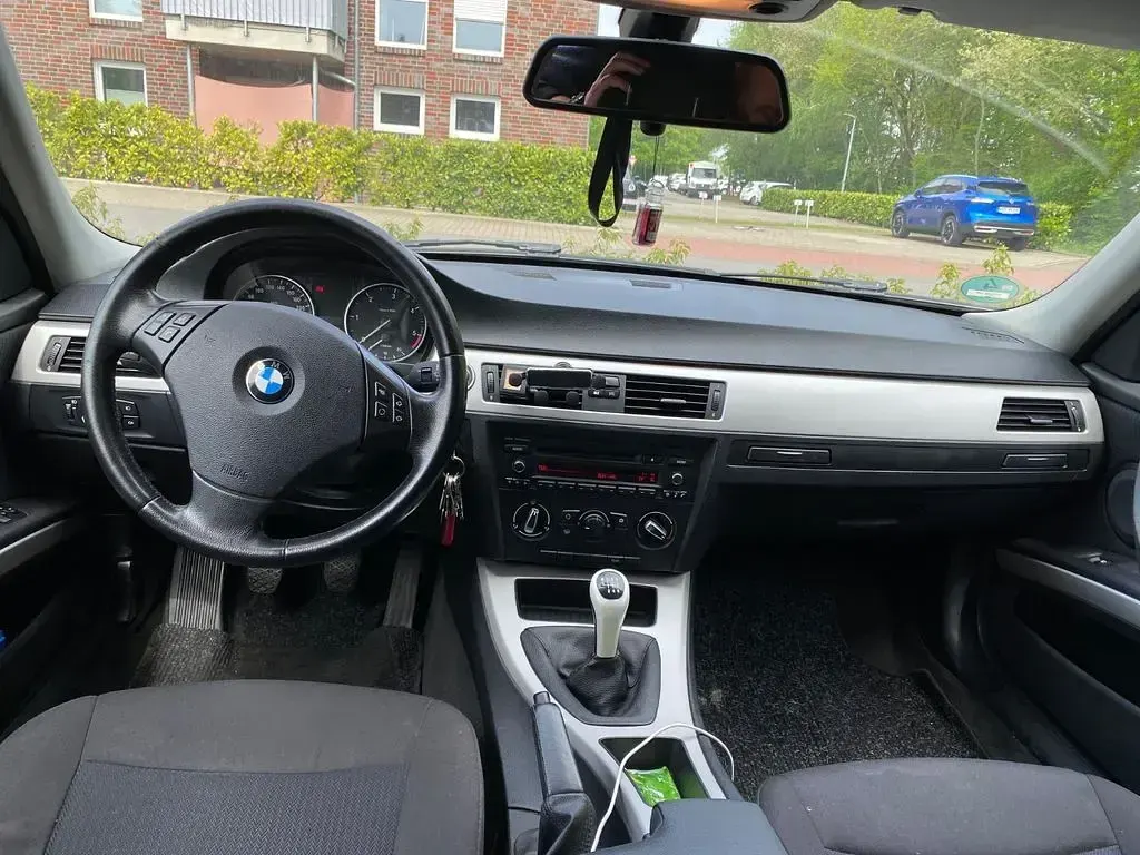 Gebraucht BMW 320 184 PS (135 kW) 2011 Schwarz Kombi