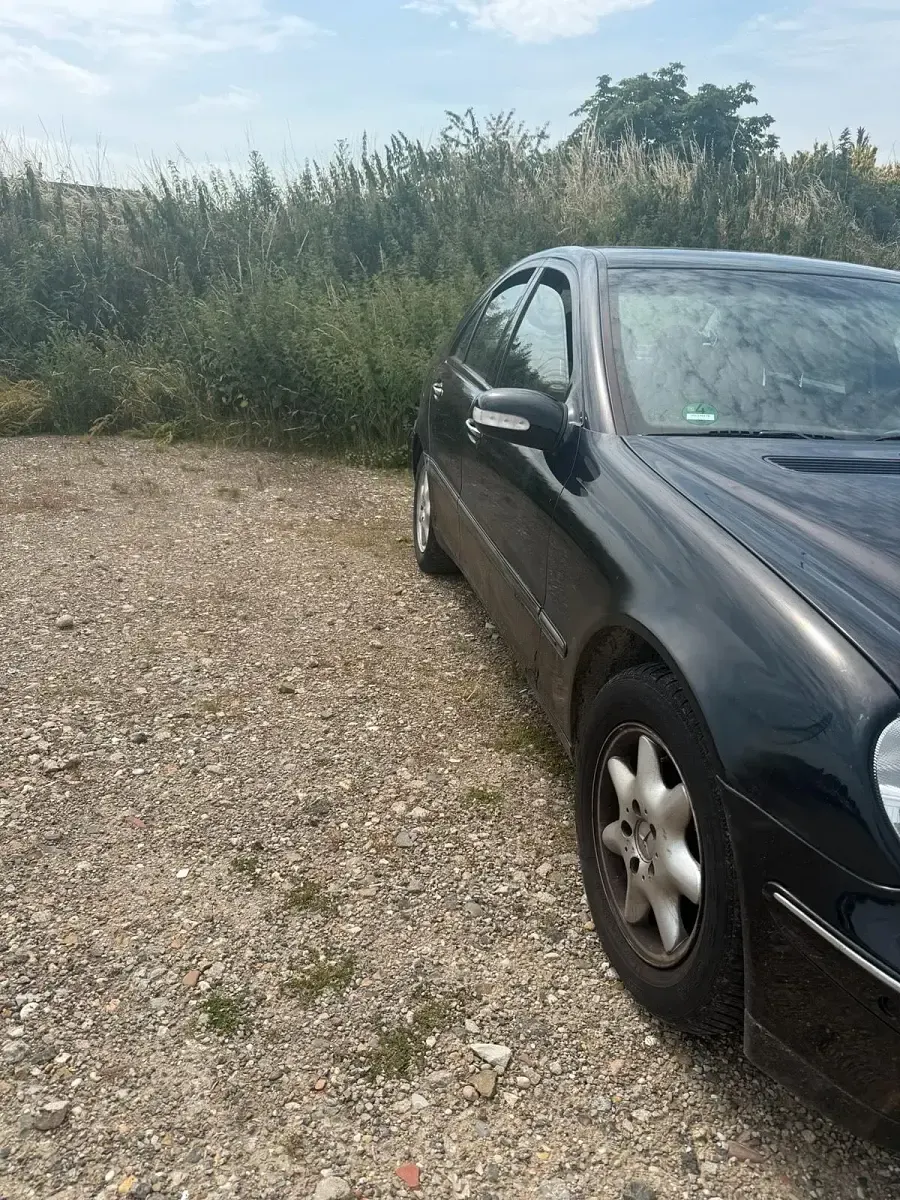 Gebraucht Mercedes C180 140 PS (102 kW) 2001 Schwarz Limousine