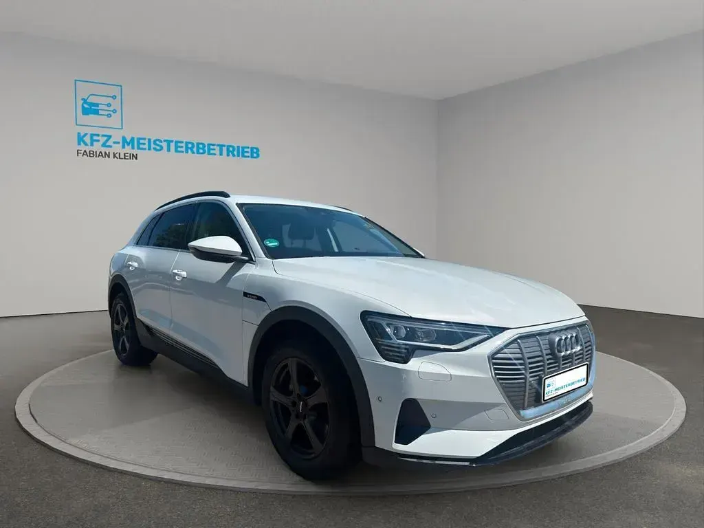 Gebraucht Audi e-tron Basis 300 kW (408 PS) 2021 Weiß SUV