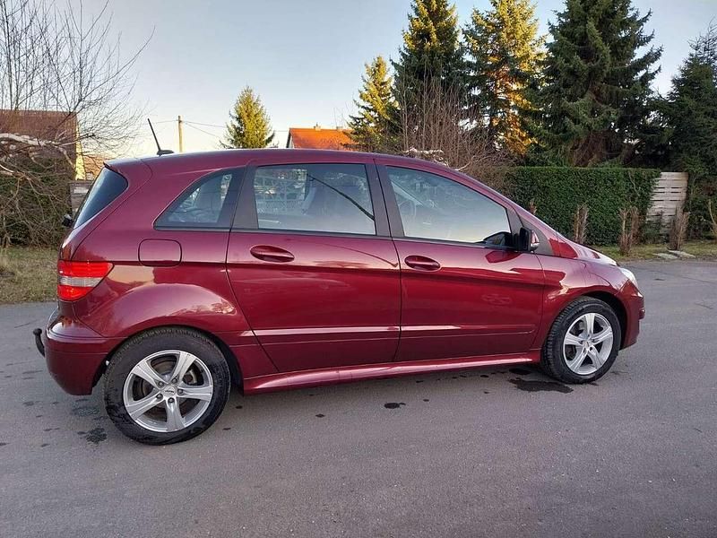 Gebraucht Mercedes B200 136 PS (100 kW) 2010 Rot Van / Kleinbus