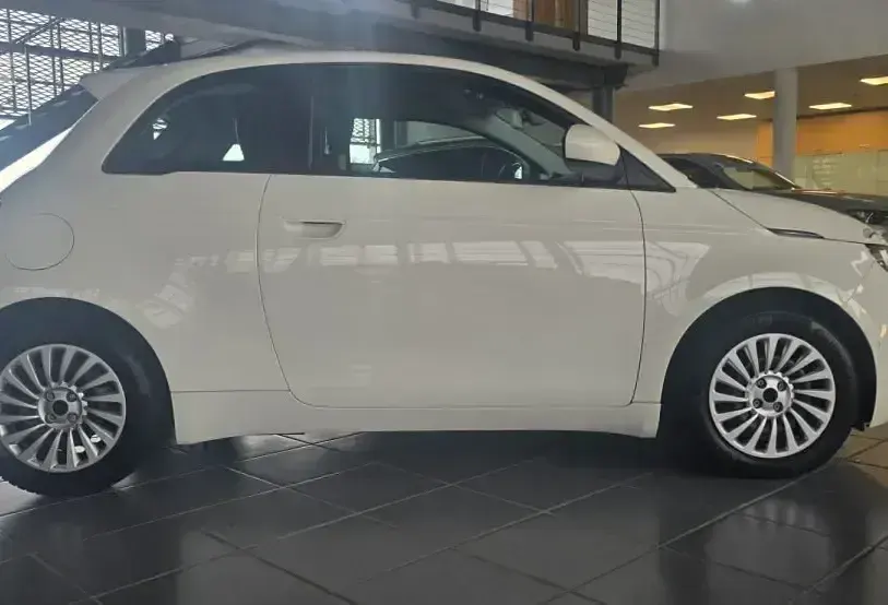 Gebraucht Fiat 500e Basis 69 kW (95 PS) 2023 Weiß Kleinwagen