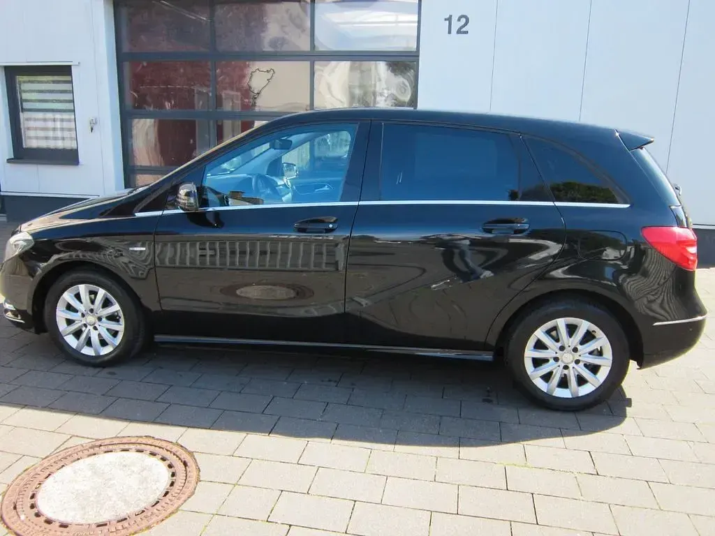 Gebraucht Mercedes B180 122 PS (89 kW) 2012 Kosmosschwarz  metalliclack Van / Kleinbus
